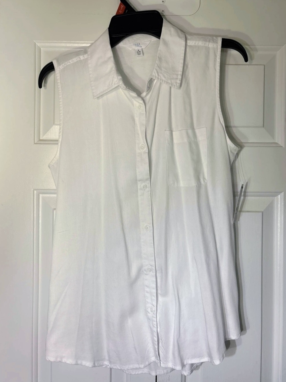 Time and Tru White Sleeveless Button-Down Collared Shell